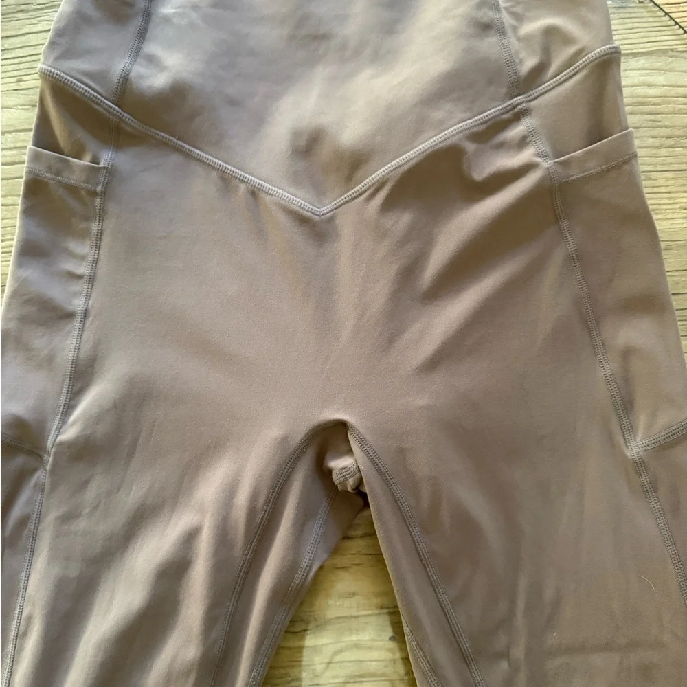 Halara UltraSculpt High Waisted Tummy Control Scrunch But Lifting Pocket Legging - Picture 5 of 6